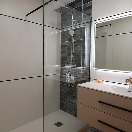 Appartement Miougrano 2 Pieces Climatise 47m2 Piscine, Parking Fréjus